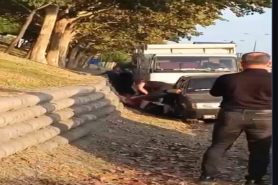 Esenler'de otoyol kenarında kadına şiddet kamerada