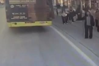 Otobüsün çarpmasıyla yaralanan kadının yola savrulan cep telefonu çalındı; kaza anı kamerada
