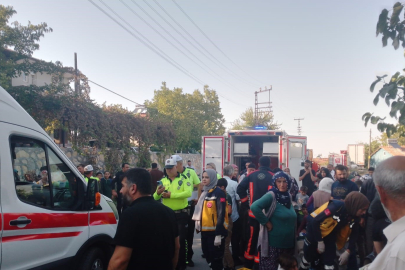 Servis minibüsü ile halk otobüsü çarpıştı: 17'si öğrenci, 24 yaralı