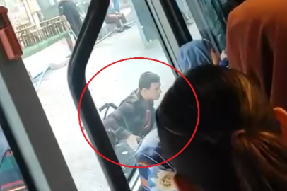 Engelli oğulları ile dolu otobüse binemeyen çift, aracın önüne geçip hareketine izin vermedi