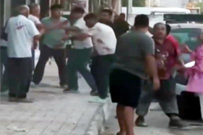 Polisi aradı, kavgayı görüntülemeye devam etti