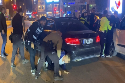 Denetlemeden kaçan alkollü sürücüyü polis, uyarı ateşi açarak yakaladı; o anlar kamerada