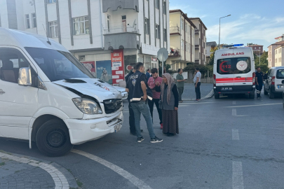 Otomobil ile minibüs çarpıştı: 7'si öğrenci 8 yaralı