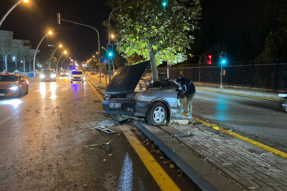 Ağaca çarpıp ikiye bölünen otomobilin yarısı karşı şeride geçti: 2 yaralı