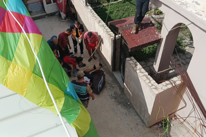 İnişte çatıya çarpıp düşen yamaç paraşütçüsü yaralandı