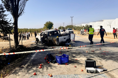 Motosiklet kamyonete çarptı: 2 ölü, 1 yaralı