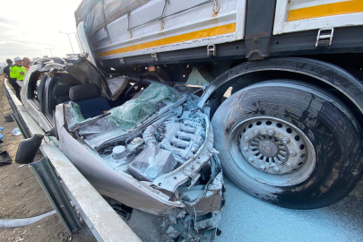 Ankara'da park halindeki TIR’a çarpan otomobildeki 2 kişi öldü