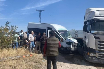 Yolcu minibüsü TIR'a çarptı: 11 yaralı