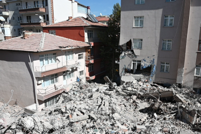 6 katlı bina yıkımda çöktü; 3 binada hasar oluştu