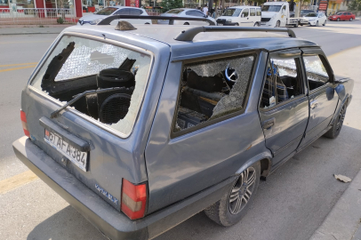 İçki içip, sopayla otomobilinin camlarını kırdı