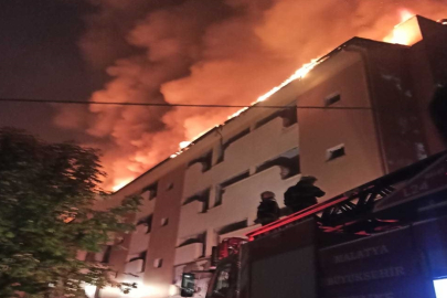 Malatya’da, ağır hasarlı okulun çatısında yangın