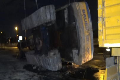 Avcılar’da TIR’a yüklenmek istenen fore kazık makinesi devrildi