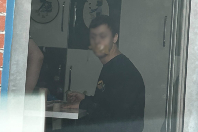Down sendromlu öğrencinin ağzının koli bandı ile kapatıldığı fotoğrafa inceleme