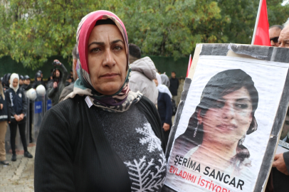 Van'da evlat eylemine katılan anne: Çocuklarımızın kalemini kırıp yerine silah veriyorlar