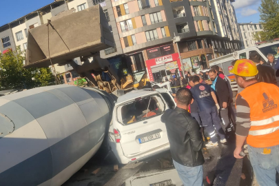 Beton mikseri, hafif ticari aracın üzerine devrildi: 3 yaralı