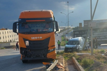 Bursa'da TIR, hafif ticari araca çarptı; o anlar kamerada