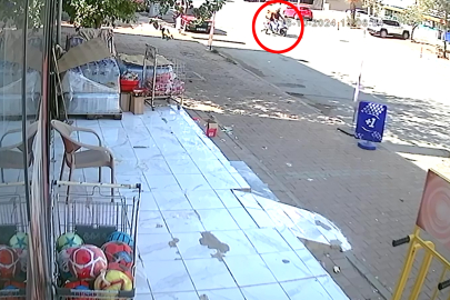 Motosiklet, yola fırlayan çocuğa çarptı; kaza kamerada