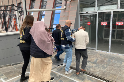 Parmak izi incelemesi bahanesiyle girdikleri evlerden 3 milyon lira çaldılar