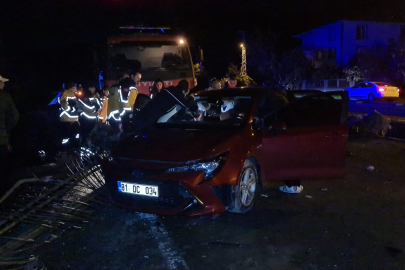 Kazada, otomobili delerek içeri giren demir, bacağına saplandı