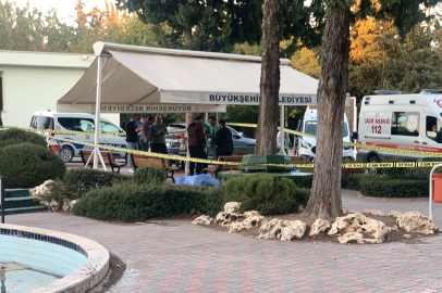 Anne ile 2 kızı, öldürüldükleri mezarlıkta toprağa verildi