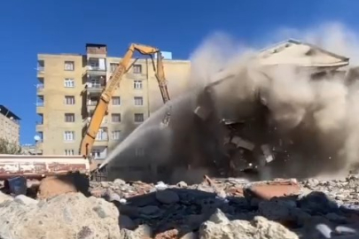 Diyarbakır'da kontrollü yıkım sırasında 8 katlı bina çöktü