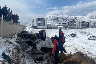 Otomobil, yayaya çarpıp, boş araziye düştü; 1 ölü, 1 yaralı