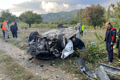 Tarlaya uçan otomobildeki kadın öldü, eşi ile 7 aylık oğlu yaralandı