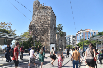 Kaçırıldığını iddia ettiği oğlunun bulunması için tarihi burca çıktı