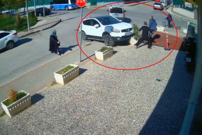 Gaz pedalı takılı kalan otomobilin kaldırıma çıktığı kaza kamerada