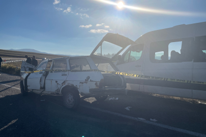 Minibüs ile otomobil çarpıştı: 1 ölü, 3 yaralı