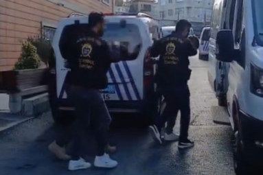 Esenler'de çakarlı araç kullanıp kendini polis olarak tanıtan şüpheli gözaltında