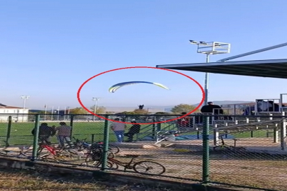 Evinin yakınındaki futbol sahasına paraşütle indi