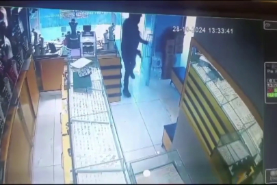 Kuyumcuyu tabancayla vurup, camekandaki bilezikleri aldı; soygun kamerada