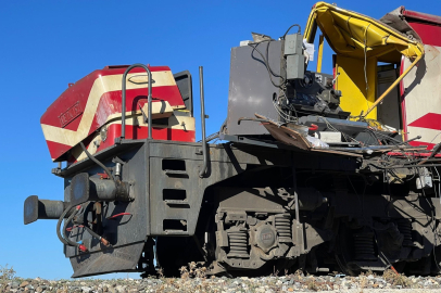 Muş'ta tren, beton pompası kamyonuna çarptı: 1 ölü, 2 yaralı