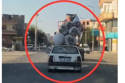 Otomobilinin tavanına bağladığı 6 çuval pamukla trafikte seyretti; o anlar kamerada