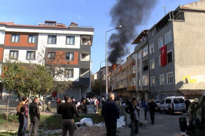 Küçükçekmece'de çatı yangını; 1 kişi dumandan etkilendi