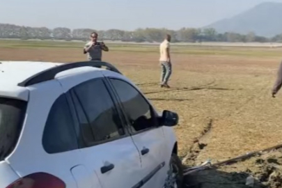 Kuruyan baraj gölüne pikniğe gelenlerin araçları çamura saplandı