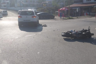 Otomobille motosiklet çarpıştı; komiser yardımcısı ağır yaralandı