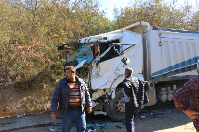 Tokat’ta hafriyat kamyonları çarpıştı; sıkışan sürücüleri itfaiye kurtardı