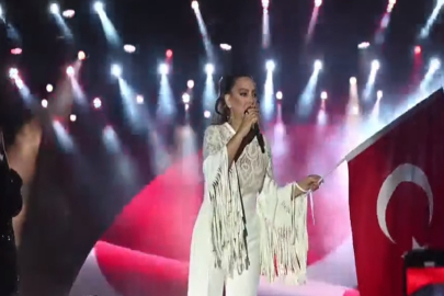 Cumhuriyet Bayramı etkinliğinde Ebru Gündeş konser verdi