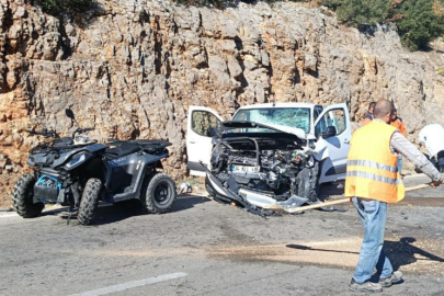 Hafif ticari araç ile ATV çarpıştı; sürücü öldü, eşi yaralı