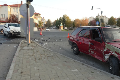 Kütahya'da 2 otomobil çarpıştı; 3 yaralı