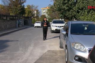 Motosiklet sürücüsünün, sokaktaki çukur için fidanlı protestosu amacına ulaştı