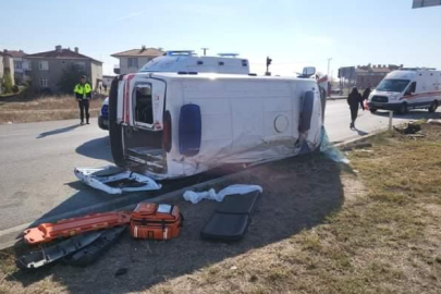 Hasta taşıyan ambulansla otomobil çarpıştı: 3'ü sağlık çalışanı, 7 yaralı