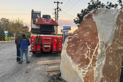Seyir halindeki TIR'dan 12 ton ağırlığındaki mermer blok, yola düştü