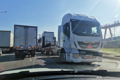 TIR’ların ters yönde gittiğini sanan sürücüler tedirginlik yaşadı