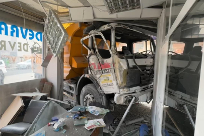 Avcılar'da kamyon iş yerine girdi
