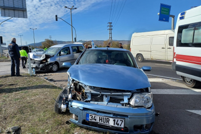 Bolu'da hafif ticari araç ile otomobil çarpıştı: 7 yaralı
