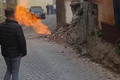 Doğal gaz borusu alev aldı, yandaki evin çatısını yaktı