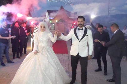Erzurum'da refüje çarpan otomobil, hastane bahçesine düşüp alev aldı: 3 ölü